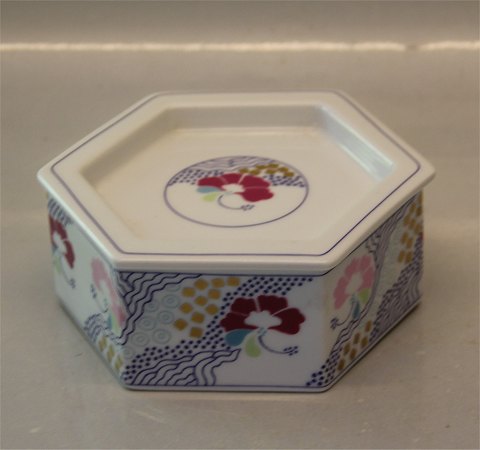 B&G Porcelain
B&G 1827-5470 - 6 sided Bonbon box 5.5 x 12 cm. Design Annegrethe Halling Koch 
red/puerpe;  Prisme