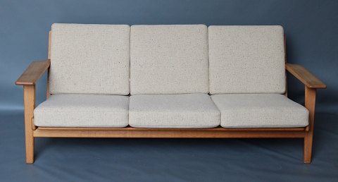 3 pers sofa i egetræ designet af Hans J Wegner model 290. Lavet på Getama 
møbelfabrik med lyst uldstof. 
5000 m2 Udstilling.