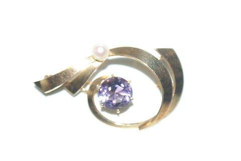 Brooch with Amethyst and Pearl, 14 carats
