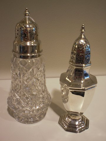 To engelske sucker strødåser. En med sølvmontering på glas og en i fuldt sølv. 
Sælges enkeltvis. Strødåsen til højre er solgt.