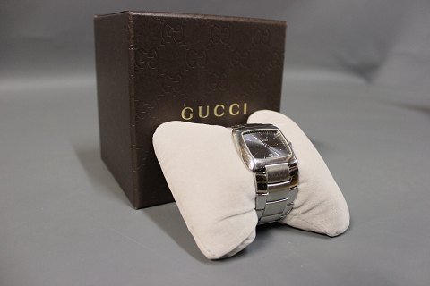 Gucci quartz unisex Watch i steel and with date.
5000m2 showroom.