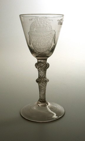 Norsk vinglas/bryllupsglas med dobbeltmonogram og 
datering 1779 Nøstetangen