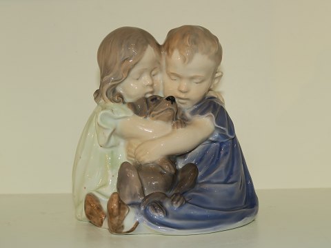 Large Royal Copenhagen figurine
Boy, girl and dachshund