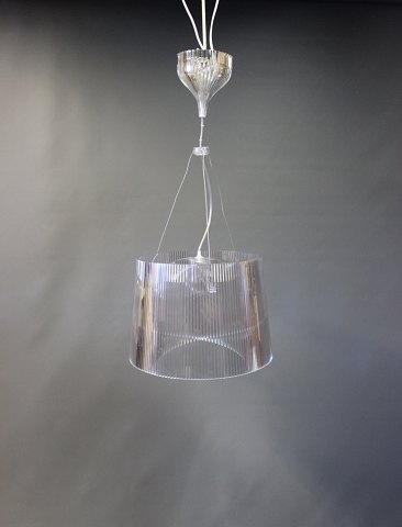 "Gé" loftlampe i polycarbonat designet af Ferruccio Laviani for Kartell.
5000m2 udstilling.