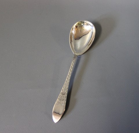 Marmelade spoon in Empire, hallmarked silver.
5000m2 showroom.