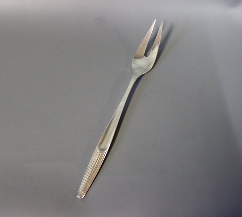 Carving fork in Eva, Hallmarked silver.
5000m2 showroom.