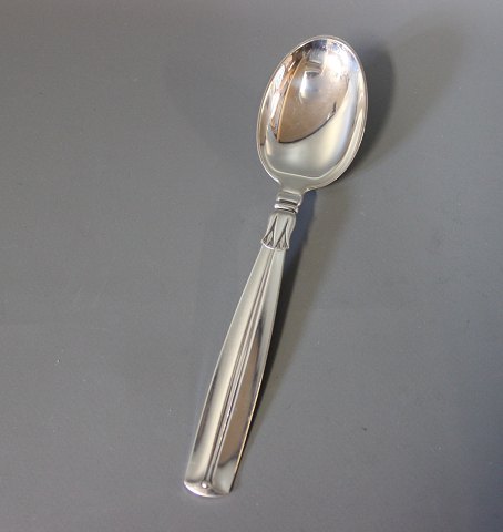 Dinner spoon in Lotus, hallmarked silver.
5000m2 showroom.