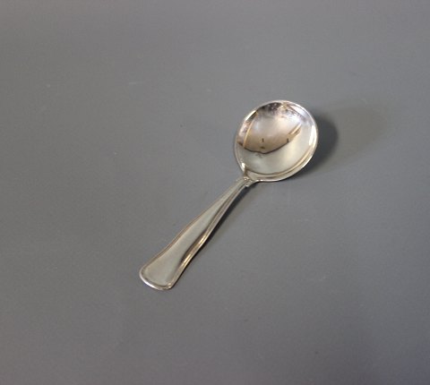 Marmelade spoon, hallmarked silver.
5000m2 showroom.