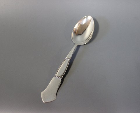 Dinner spoon in Louise, hallmarked silver.
5000m2 showroom.