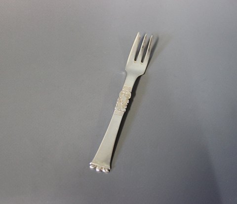 Cake fork in "Rigsmoenster", hallmarked silver.
5000m2 showroom.