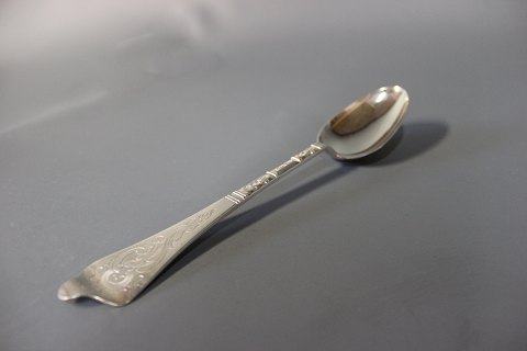 Dessert spoon in Antique rococo, silver plate.
5000m2 showroom.