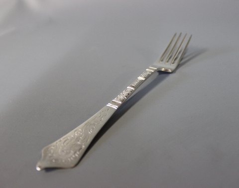 Dinner fork in Antique Rococo, silver plate.
5000m2 showroom.