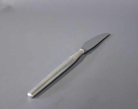 Middagskniv i Cheri, sølvplet.
5000m2 udstilling.