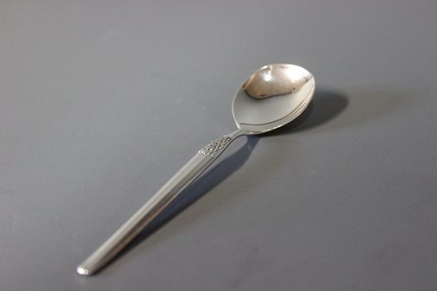 Marmelade spoon in Cheri, silver plate.
5000m2 showroom.