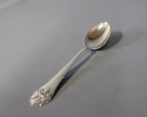Dessert spoon in French Lily, silver plate.
5000m2 showroom.