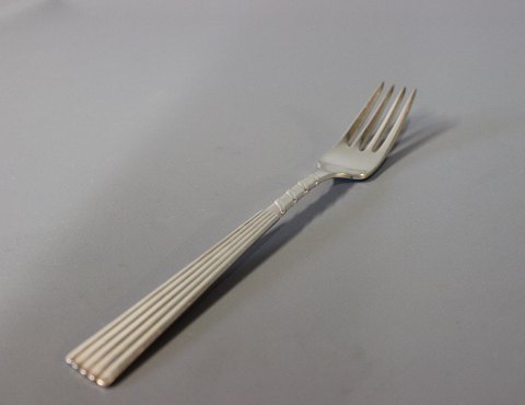 Dinner fork in Plisse, silver plate.
5000m2 showroom.