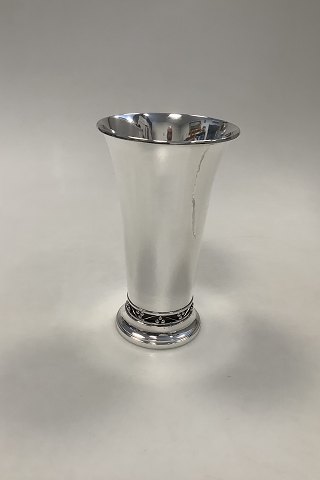 Georg Jensen Sterling Sølv Vase No 469B med Gennembrudt Mønster designet af 
Harald Nielsen