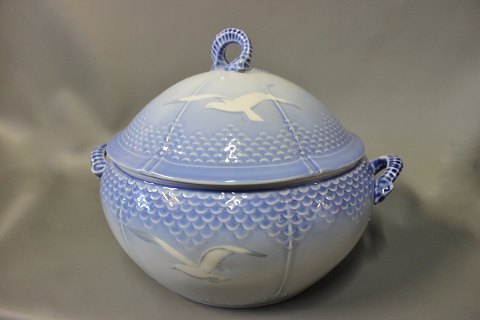 Large tureen in Sea Gull by B&G.
5000m2 showroom.