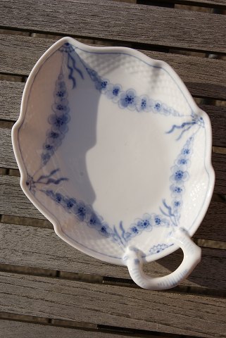 Empire Danish porcelain, leaf-shaped dishes 19.5cm