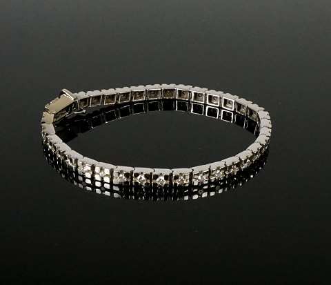 Tennisarmbånd, 14kt hvidguld. Besat med 35 
diamanter á ca. 0,03ct. I alt ca. 1ct