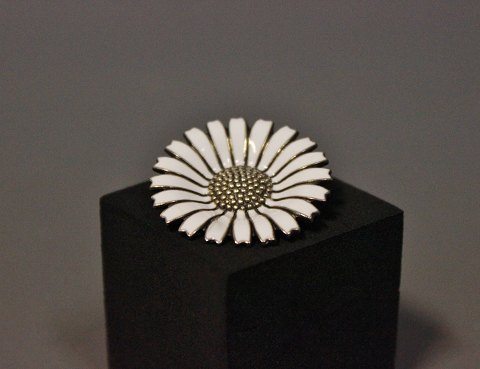 Marguerit brooch in 925 sterling silver and enamel by A. Michelsen.
5000m2 udstilling.