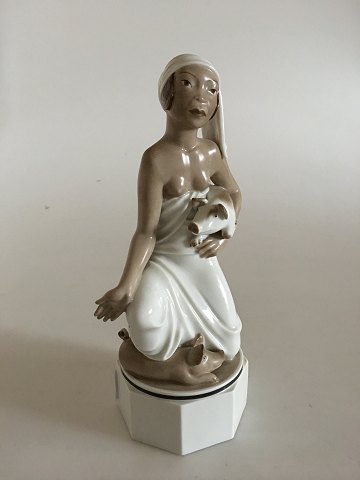 Royal Copenhagen Overglasurs Figurine af Orientalsk Kvinde med Grise No 12456