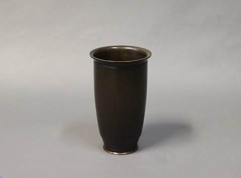 Vase med indgravering i bronze af Just Andersen.
5000m2 udstilling.
