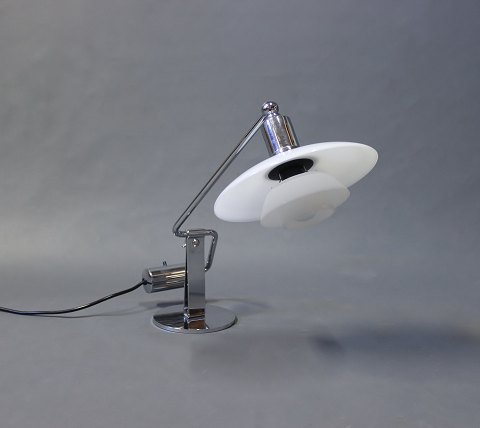 Klaverlampe PH 2/1 designet af Poul Henningsen i 1943 og fremstillet hos Louis 
Poulsen i 1980erne. 
5000m2 udstilling.