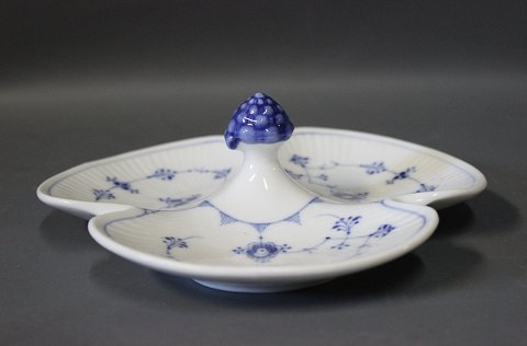 Royal Copenhagen blue fluted cabaret dish #2076.
5000m2 showroom.