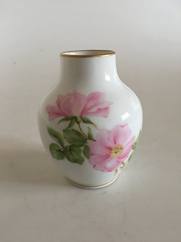 Royal Copenhagen Art Nouveau Vase No 23 med  Rosemotiv og Guldkant.