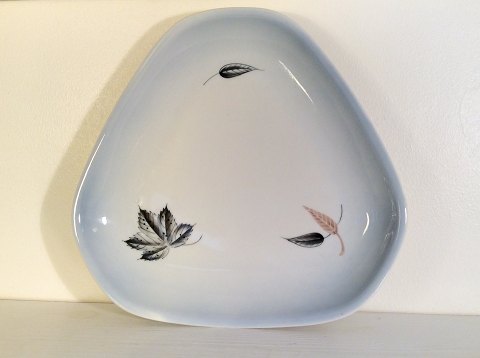 Bing & Grondahl
Falling Leaves
Triangular dish
# 40
*75kr