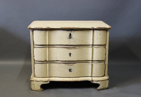 Small danish baroque chest of drawers of painted wood from the 1760s.
5000m2 showroom.
