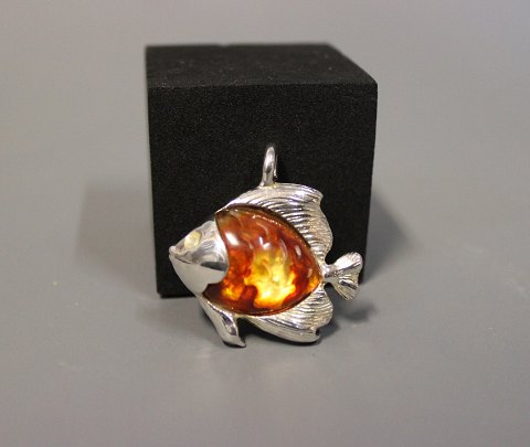 Silver pendant in the shape of a fish with body of amber.
5000m2 showroon.