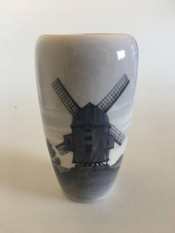 Royal Copenhagen Vase No 1851/1049 med Møllemotiv