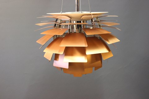 Artichoke, Ø48, in copper designed by Poul Henningsen and manufactured by Louis 
Poulsen.
5000m2 showroom
