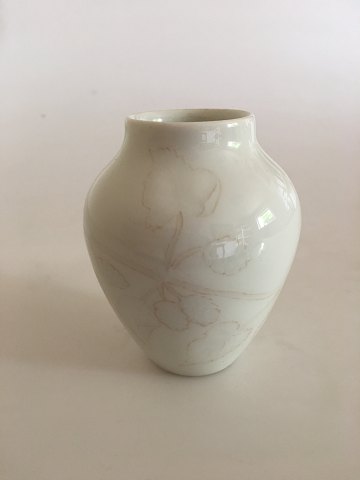 Henriette Bing Vase for Bing & Grøndahl med Sart Malet Bærmotiv