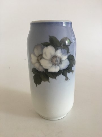 Royal Copenhagen Vase No 693/2304 med motiv af hvide roser og en bi