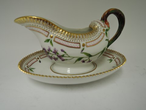 Royal Copenhagen
Flora Danica
sauce boat
# 3556