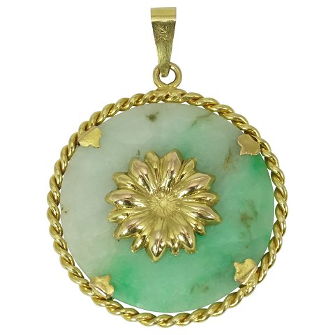 Pendant of 14k gold set with jade