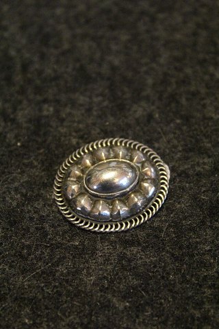 Georg Jensen broche i sterling sølv.
Måler : 3x2,5cm.