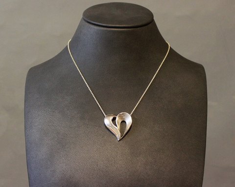 Pendant in the shape of a heart in silver and stamped SJ.
5000m2 showroom.