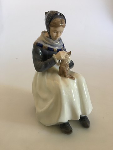 Royal Copenhagen Figurine af Bondekone med Klæde No. 1317