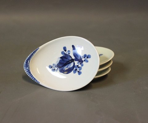 Small dish by Royal Copenhagen, #1355.
5000m2 showroom.