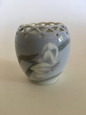 Royal Copenhagen Art Nouveau Vase No. 108/225 med Påskelilje Dekoration.