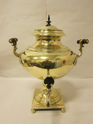 Samovar af messing
Meget dekorativ
H.: 43cm