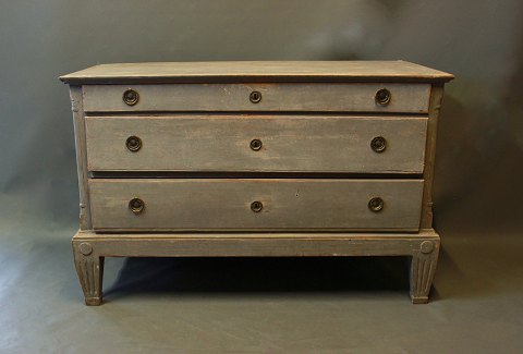 Painted chest of drawers in gray-blue and gustavian from the 1790s.
5000m2 showroom.