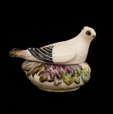 Polychrom dekorierte kleine Terrine, Fayence. 
Signiert Marieberg, Schweden, um 1765. L: 17cm. H: 
13,5cm