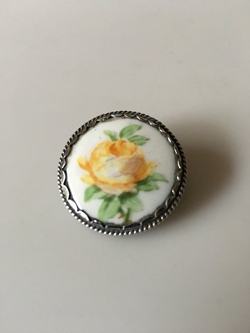 Royal Copenhagen Porcelæn Broche med Gul Rose i Sølvmontering.