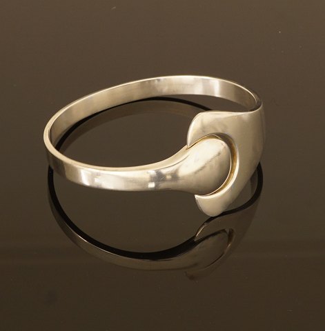 Hans Hansen sterling Silber. Ovaler Armring. 
Masse: 5,6x5cm