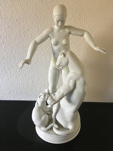 Stor Bing & Grøndahl Blanc de Chine Figur af Dame og Pumaer af Henning Seidelin